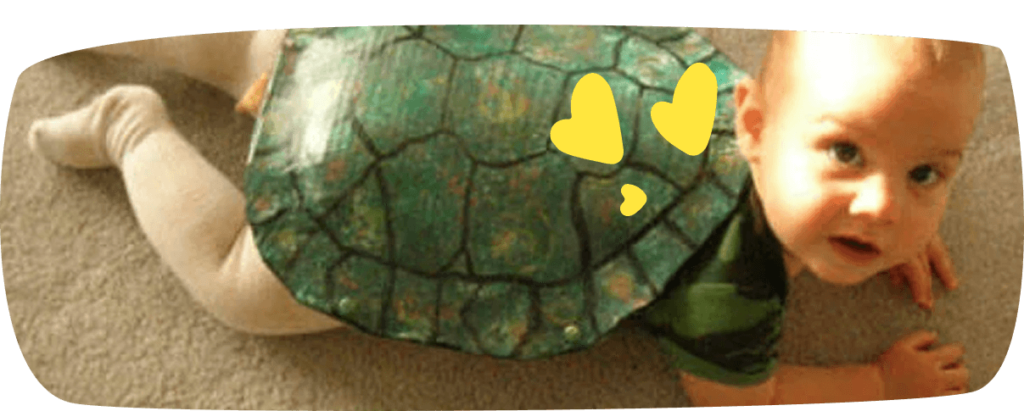 bebe disfrazado de tortuga