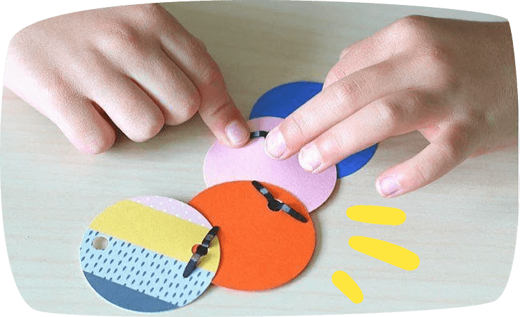 como hacer collar de carton 