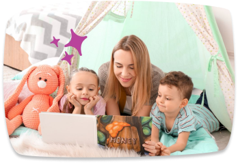 Niñera leyendo un libro con niños